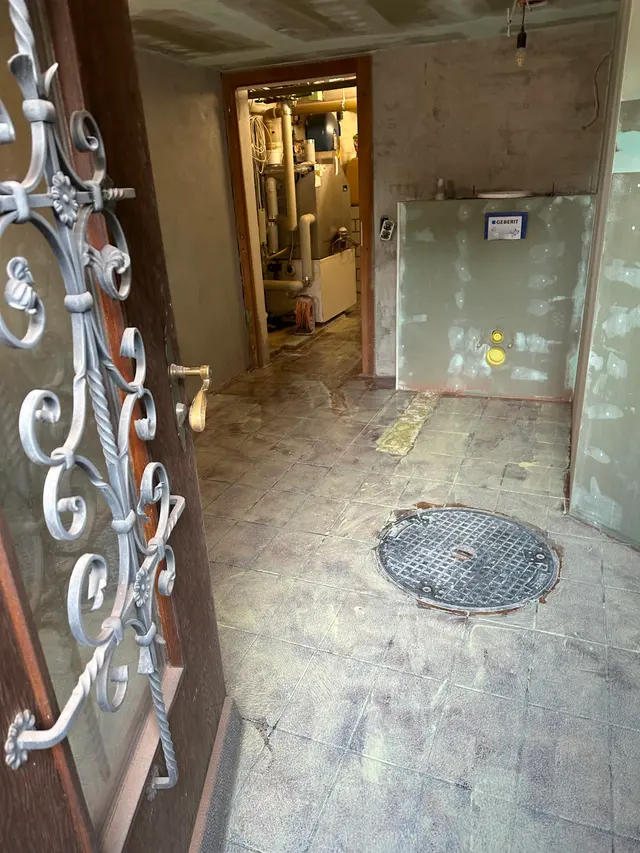 Badsanierung, vorher: Ausgangslage im Altbau: alter Belag, neue Vorwandinstallation