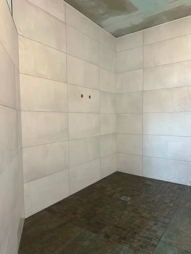 Bodenebene Dusche, Mosaik: Duschboden aus Mosaik mit Gefälle zum Ablauf, Wände in hellem Grossformat