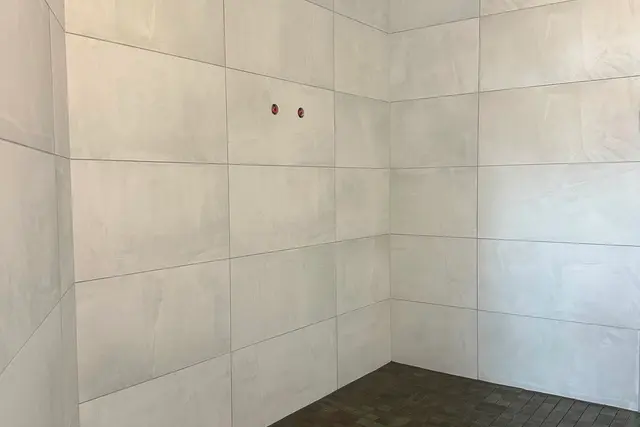Bodenebene Dusche, Mosaik: Duschboden aus Mosaik mit Gefälle zum Ablauf, Wände in hellem Grossformat