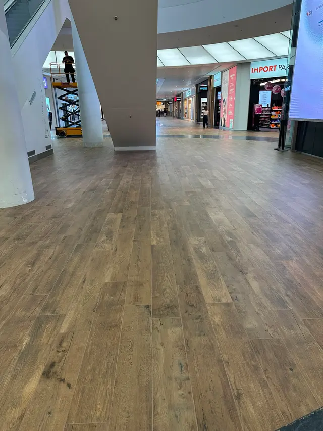 Grossflächige Verlegung von Feinsteinzeug in Holzoptik in einem Einkaufszentrum, ausgeführt von Bahoz Baukeramik