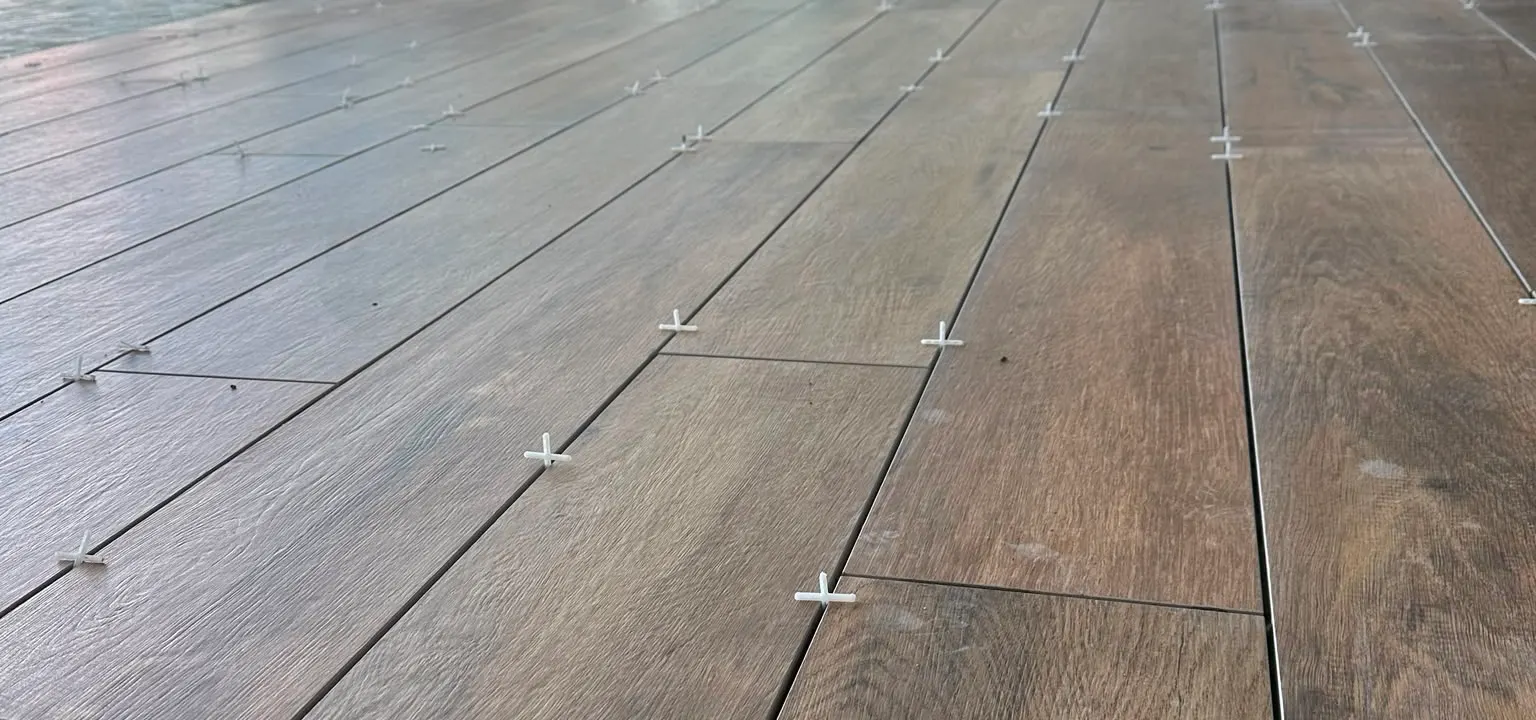 Gewerbefläche, Verlegung: Holzoptik-Planken mit Nivelliersystem gesetzt, damit die Fläche ohne Überzähne bleibt
