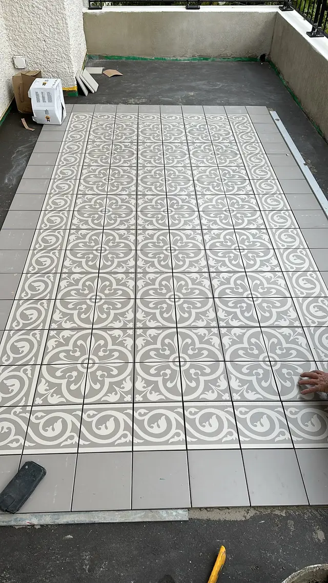 Terrasse, Ornamentplatten: Musterplatten als Teppich verlegt, mit umlaufendem Rahmen aus Uni-Platten
