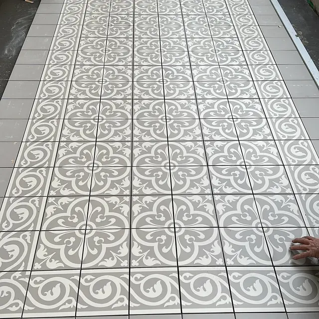 Terrasse, Ornamentplatten: Musterplatten als Teppich verlegt, mit umlaufendem Rahmen aus Uni-Platten