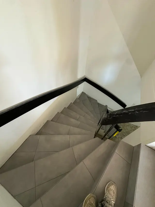 Gewendelte Treppe: Tritt- und Setzstufen in Grossformat, jede Wendelstufe einzeln zugeschnitten