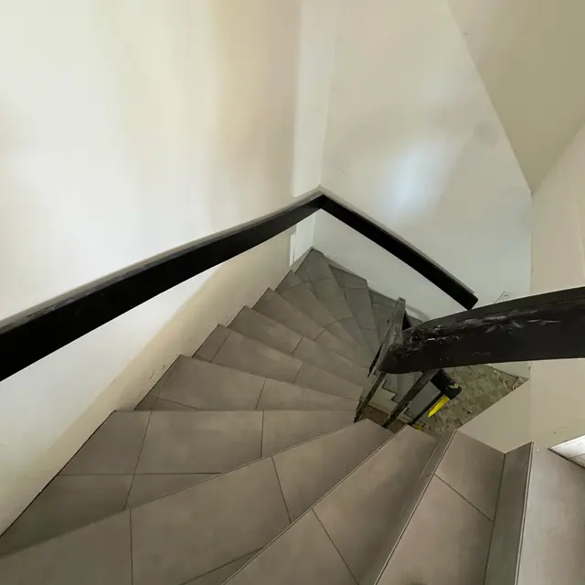 Gewendelte Treppe: Tritt- und Setzstufen an den gewendelten Verlauf angepasst