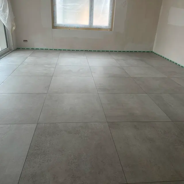 Wohnraum, Grossformat: Bodenplatten in Betonoptik, ruhiges Fugenbild über die ganze Fläche