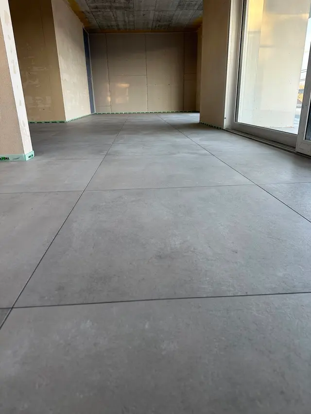 XXL-Format im Neubau: Grossformatige Bodenplatten in Betonoptik, wenige Fugen, plane Fläche