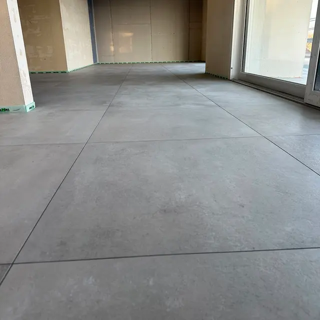XXL-Format im Neubau: Grossformatige Bodenplatten in Betonoptik, wenige Fugen, plane Fläche